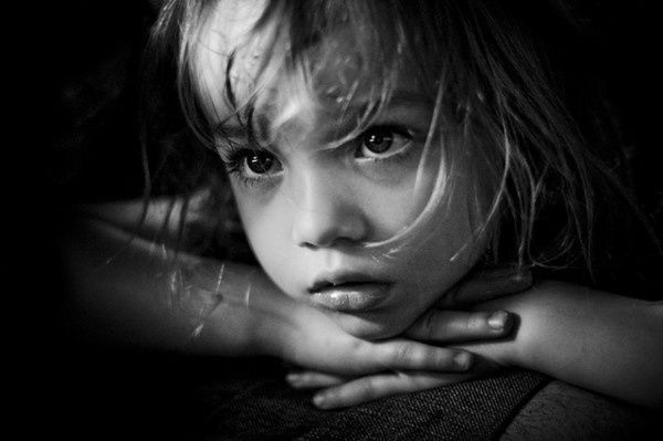 Petite fille au regard triste avec un manque de confiance en soi.